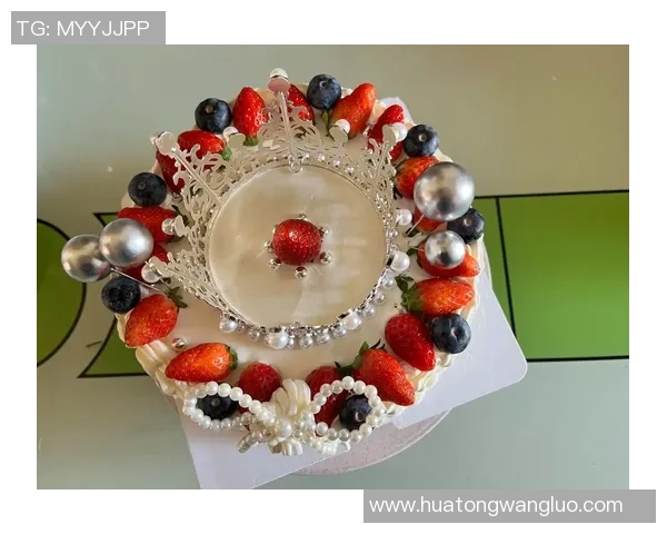 足球明星妻子亲手制作的豪华蛋糕引发网友热议美食与情感的完美结合 足球明星妻子亲手制作的豪华蛋糕引发网友热议美食与情感的完美结合