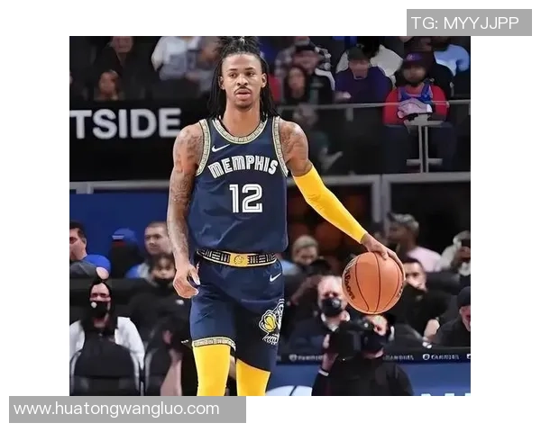 足球球星挑战篮球场 搞笑扣篮引发全场爆笑反应